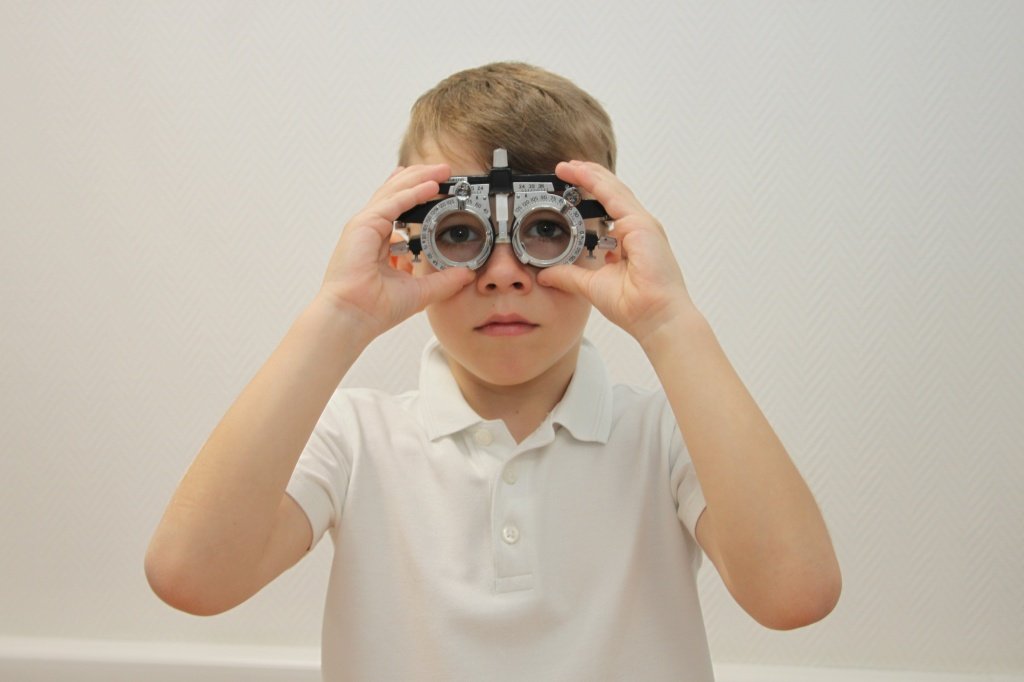 Проверка зрения и подбор МКЛ детям