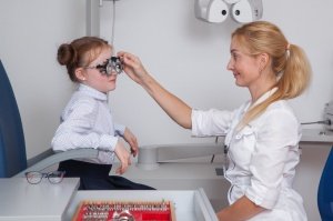 Проверка зрения и выписка рецепта на очки детям