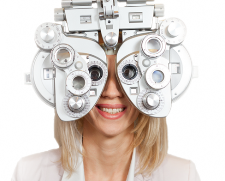 Чем комплексная диагностика отличается от консультации окулиста в поликлинике или проверки зрения в оптике?