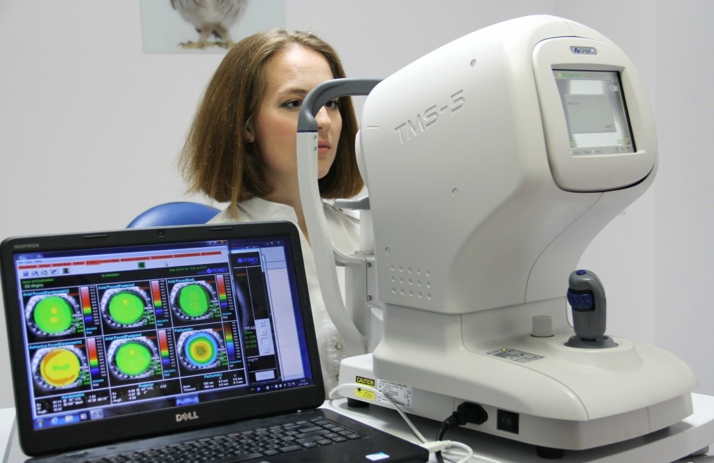 Пациент на комплексной диагностике зрения