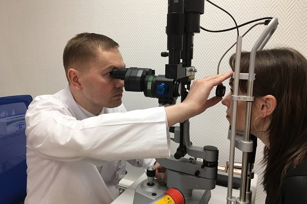 Консультация лазерного хирурга с обследованием сетчатки глаза для беременных женщин